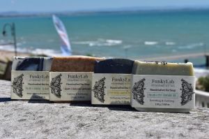 Ръчно изработен сапун с активен въглен и лимоново масло - Funky Lab