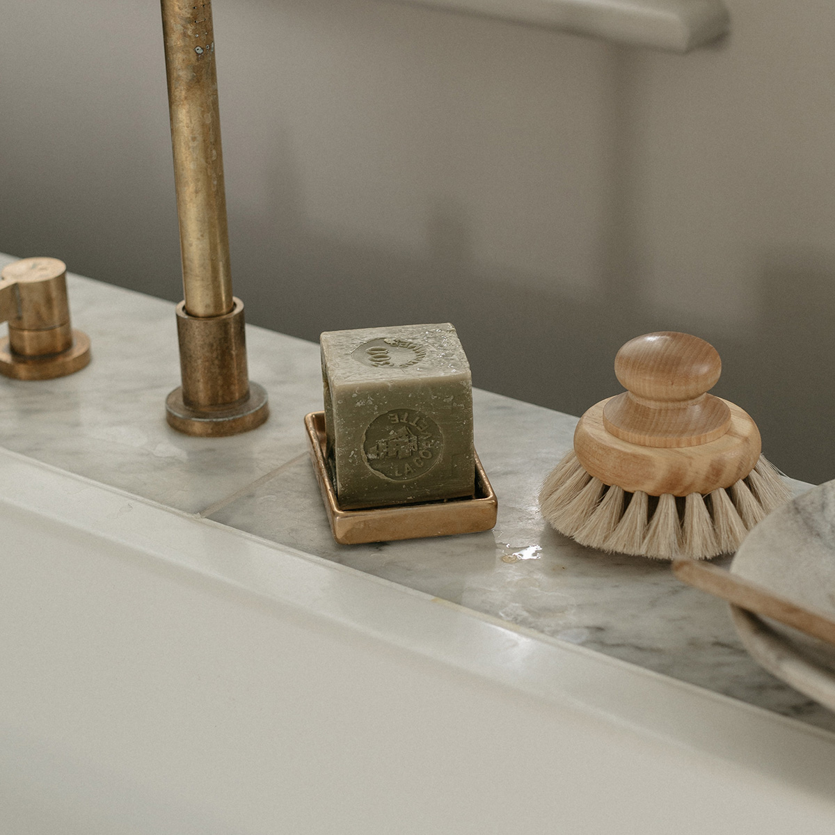 SAVON-DE-MARSEILLES-STYLED-2-WEBSITE Автентичен Марсилски сапун бял- 300г - Savon de Marseille - ECO CONSEILS